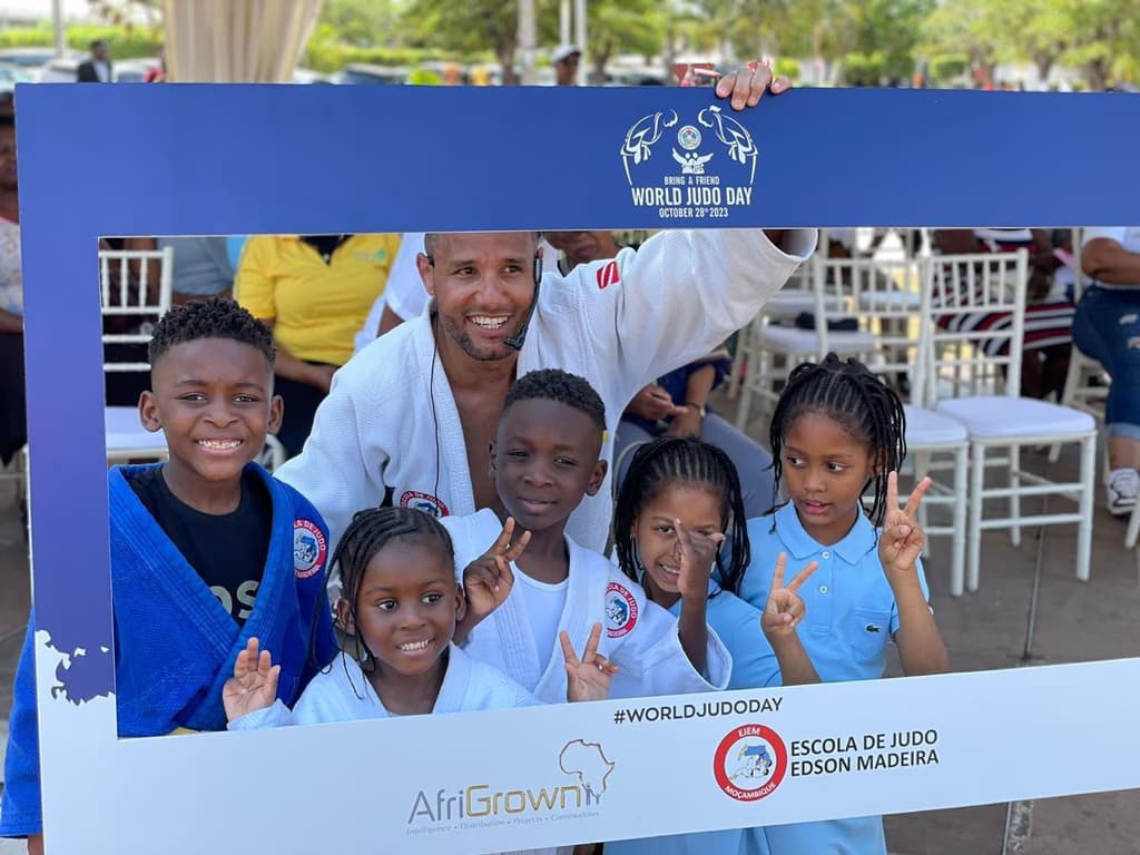 Grupo de crianças e professores